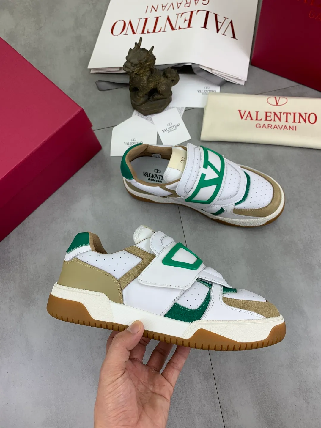 Men's men's shoes 💰P640 new style latest Valentino Valentino V family new casual young fashion trend sports shoes full of vitality, no age limit, very light and comfortable on the foot, packaging, original purchase and development, production, various color combinations are eye-catching, activate the charming sunny boy, the shoe design combines coolness with daily style, full of street feeling, multi-color options!   Fabric: original material splicing/first-layer cowhide Lining: imported cowhide/original logo sweat-absorbent and breathable foot pad Outsole: TPU foam lightweight material outsole Brand injection insole Code number: 38-46 Full set of packaging Color: 3️⃣ colors available